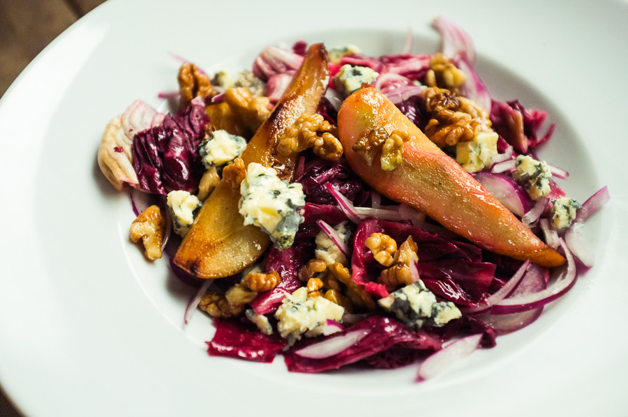Salat? cald? cu radicchio, pere ?i nuci