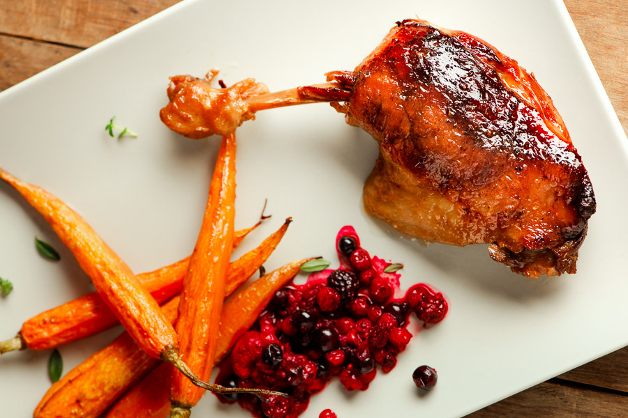 Confit de pulpe de ra?? cu morcovi carameliza?i ?i sos de fructe de p?dure