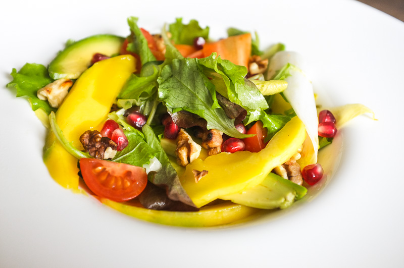 Salat? cu mango, avocado, nuci ?i semin?e de rodie