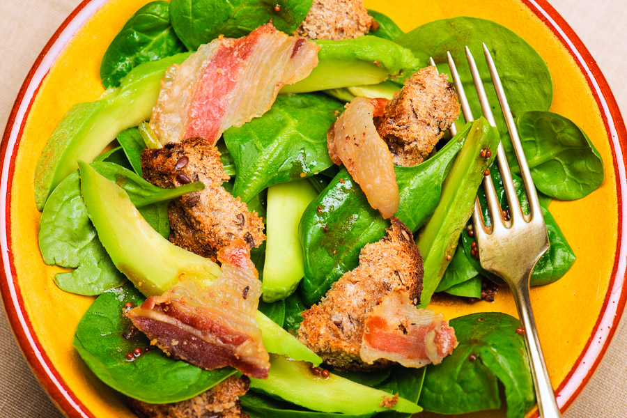 Salat? cu spanac, avocado, crutoane ?i bacon