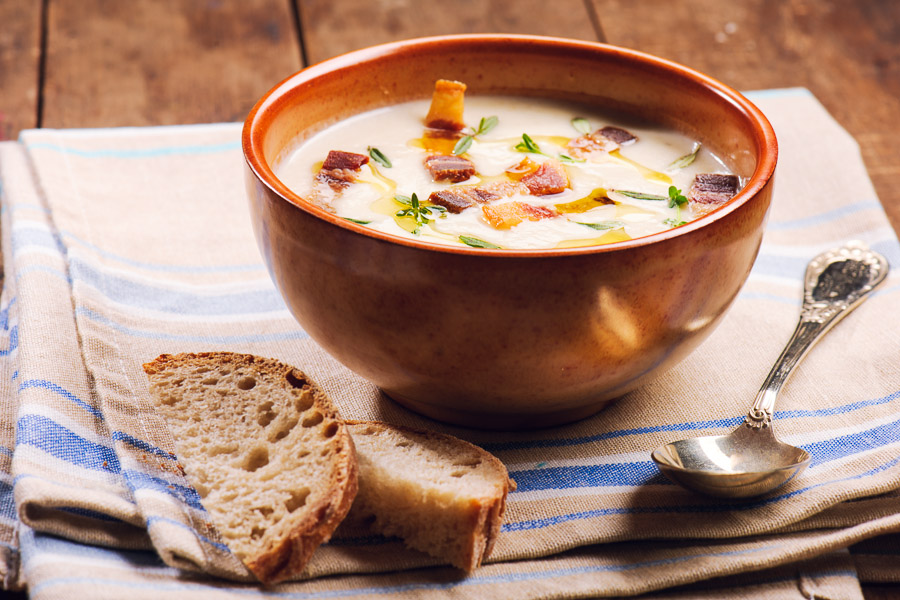 Sup? crem? de ?elin? cu cimbru, sm�nt�n? ?i pancetta