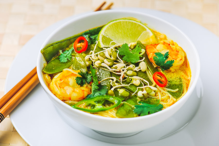 Laksa - sup? asiatic? cu lapte de cocos, creve?i ?i p?st?i de maz?re