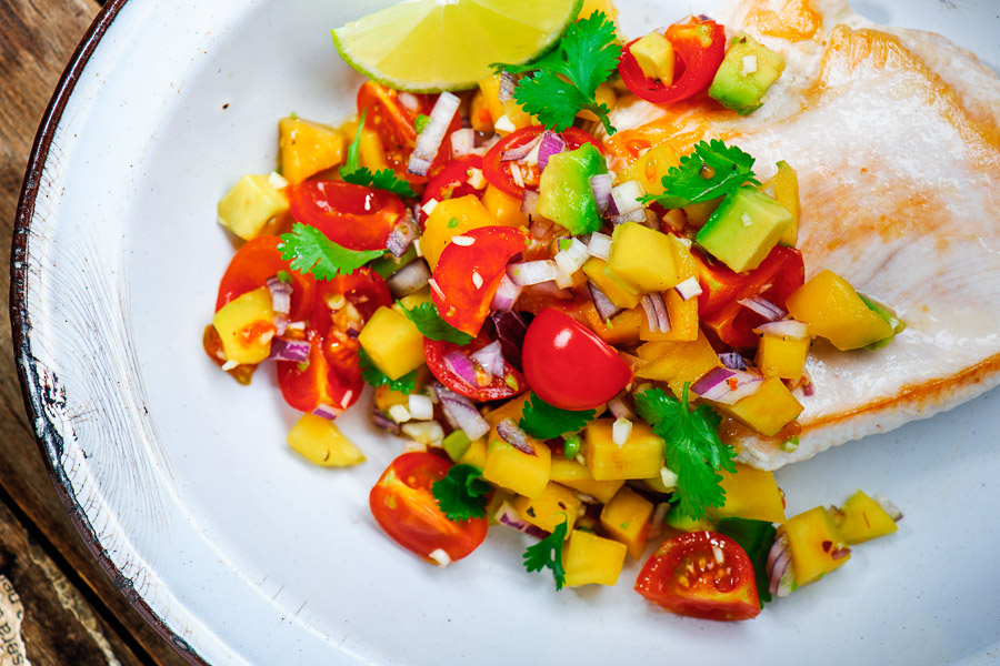Piept de curcan cu salsa de mango ?i avocado