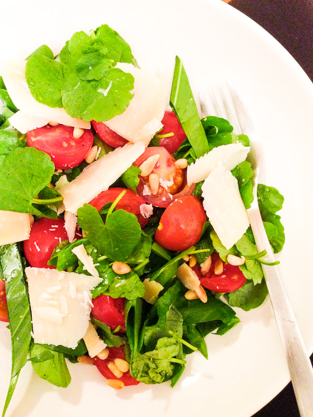 Salat? de prim?var? cu unti?or, leurd? ?i ro?ii cherry