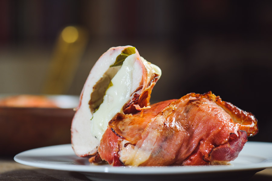 Piept de pui umplut cu mozzarella ?i busuioc