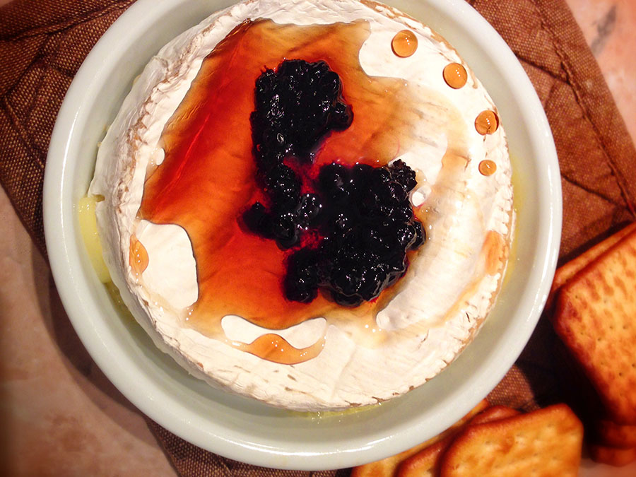 Br�nz? brie la cuptor cu dulcea?? de afine ?i sirop de ar?ar