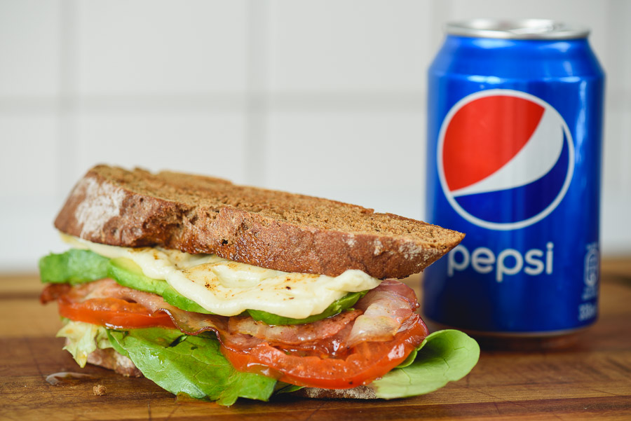 Senvi? fun cu bacon, salat?, ro?ii, avocado, cheddar - #PepsiFunFood