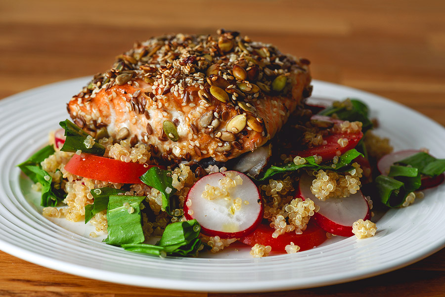 Somon �n crust? de semin?e cu salat? de quinoa ?i leurd?