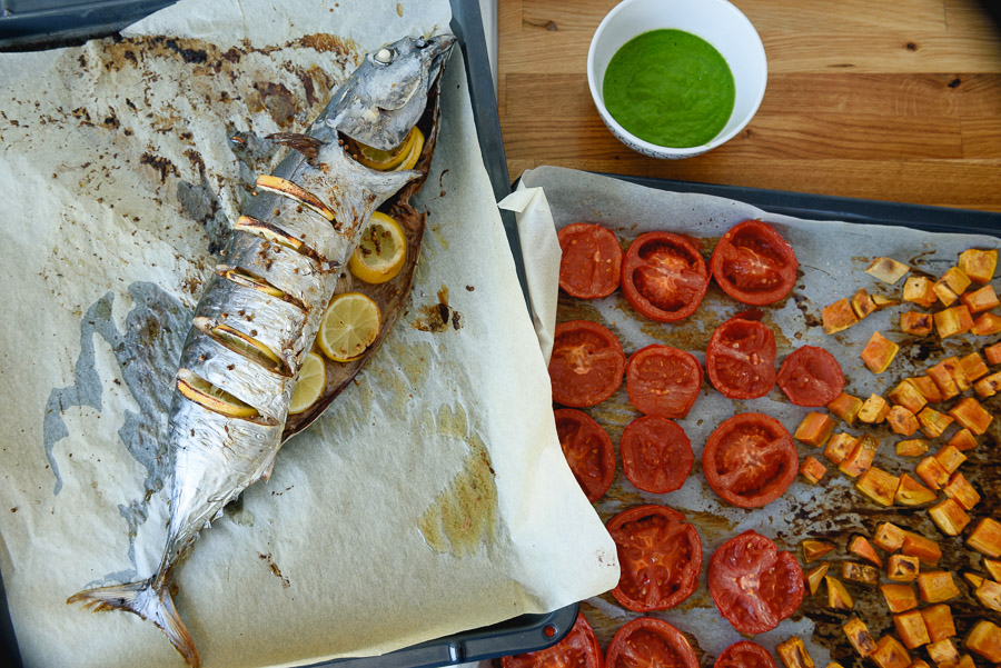 Ton negru la cuptor cu garnitur? de cartofi dulci ?i ro?ii caramelizate