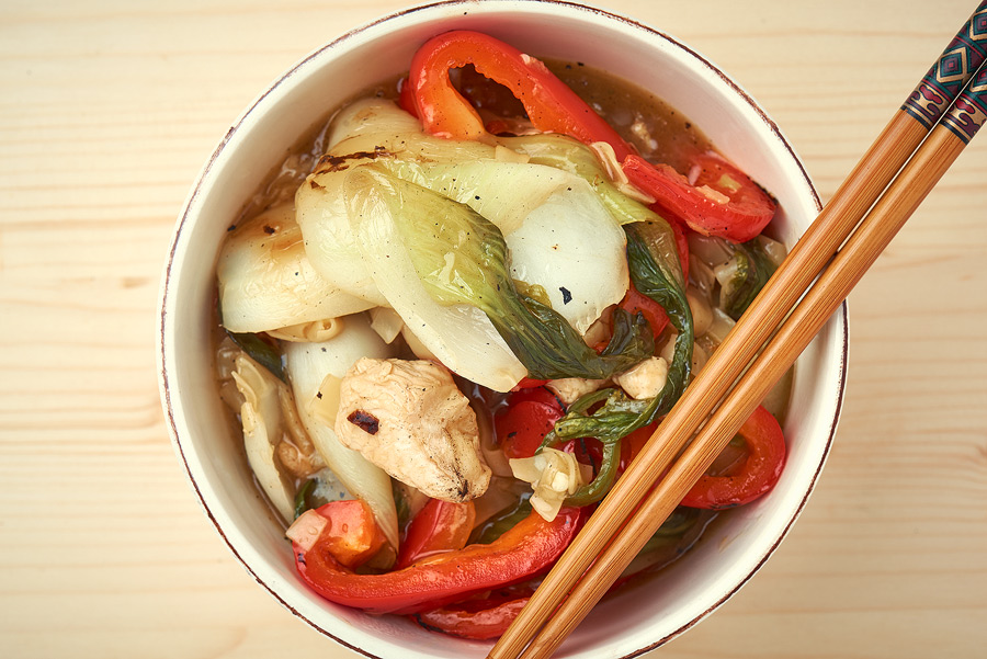 Re?et? chinezeasc? - stir fry cu legume ?i carne de curcan